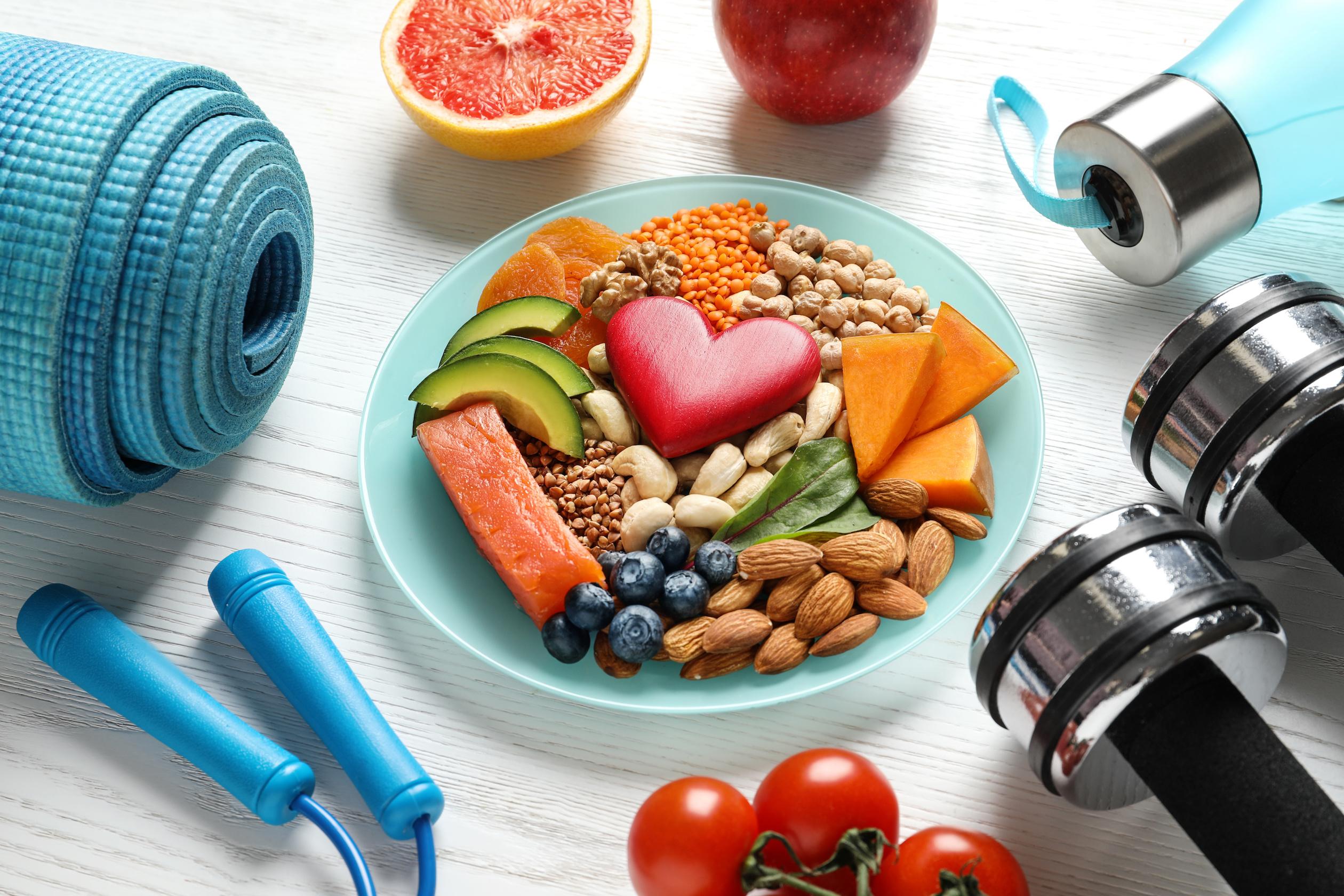 Un sportif préparant un repas nutritif, illustrant les principes de la nutrition sportive pour une performance maximale.